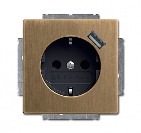 ABB 2011-0-6246 Розетка Schuko с устройством зарядным USB, 20 EUCBUSB-82-500, 16А, 700 мА, электронная защита от перегрузки и КЗ, безвинтовые клеммы защитные шторки, серия Династия, Латунь античная