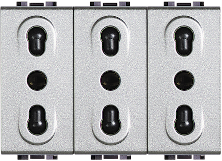 BTicino NT4180/3 Блок из 3х розеток 2П + заземление 10А и 16А центр.расстояние 19 и 26 мм закрытого типа 3 модуля