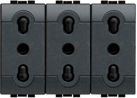 BTicino L4180/3 Блок из 3х розеток 2П + заземление 10А и 16А центр.расстояние 19 и 26 мм закрытого типа 3 модуля