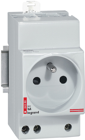 Legrand 004280 Розетка на DIN-р 2К+З фр.стд.