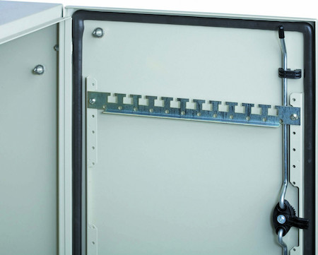 Schneider Electric NSYTFPCRN4 РЕЙКА ДВЕРНАЯ 400 ММ ДЛЯ ШКАФОВ S3D/S3X/CRN