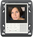 Axolute Внутреннее видеоустройство с функцией hands-free, 2-проводная система, цветной LCD экран 2,5”, управление с помощью ПК, дополняется декоративными рамками серии AXOLUTE, цвет белый