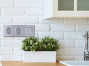 Legrand Inspiria 673732 розетка с заземлением и интегрированными защитными шторками для скрытого монтажа, цвет "Алюминий". Максимальный ток 16 А, напряжение ~250В, максимальная мощность 3680 Вт.